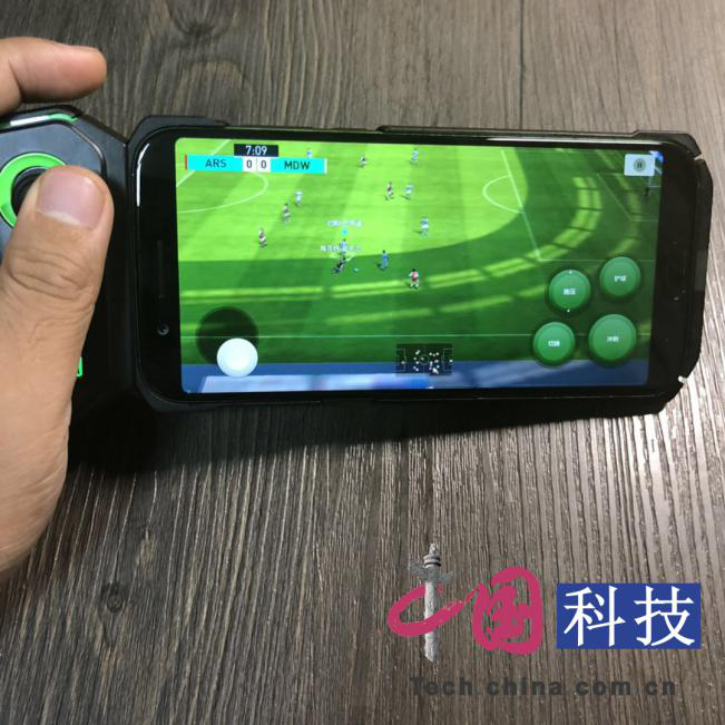 黑鲨手柄玩啥游戏_黑鲨手柄好用不_黑鲨手机游戏手柄测评